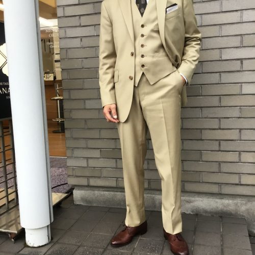 ベージュのスリーピーススーツ | オーダースーツは完全国内縫製の 
