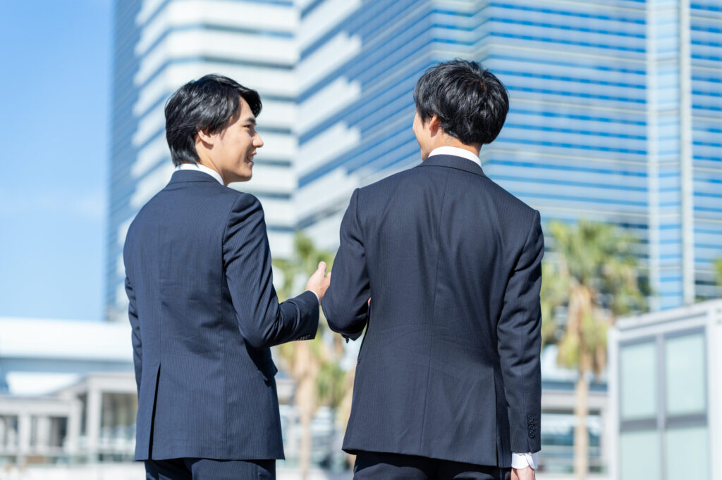 スーツを着た2人の男性の後ろ姿