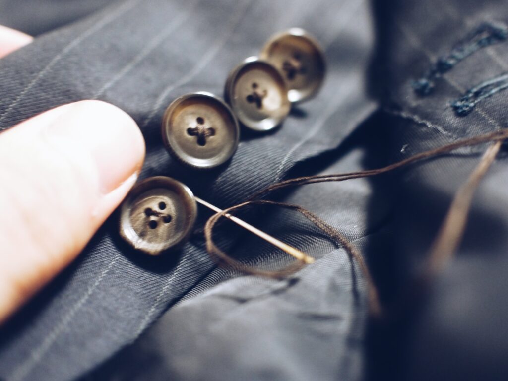 スーツ袖へのボタン縫い付け