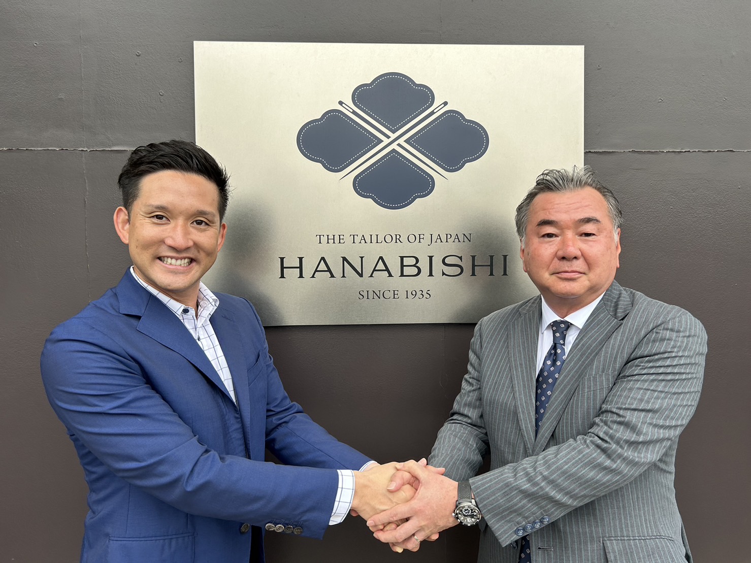 杉谷拳士さんとHANABISHI社長が握手