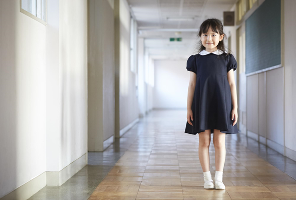 学校の廊下に立つ女の子
