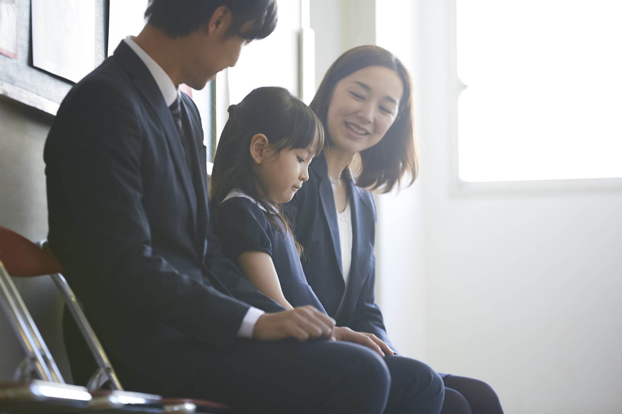 お受験で待機する親子と娘