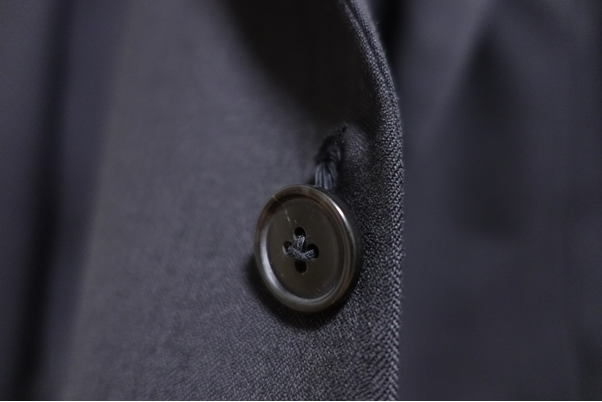 スーツのボタンのアップ